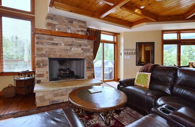 Upscale chalet with private hot tub . Five minutes to blue mountain village .