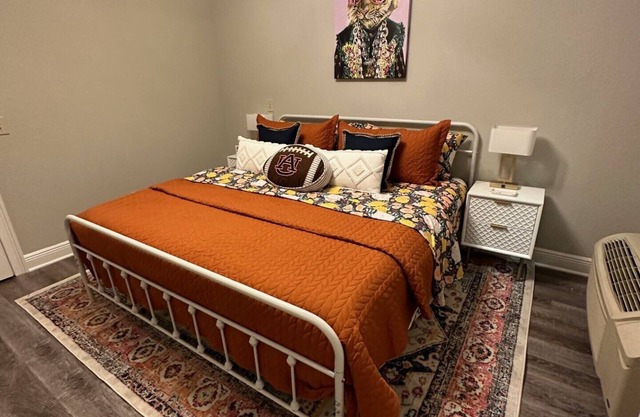 Upscale Condo 2 Blocks Walk to Jordan Hare, sleeps 6.