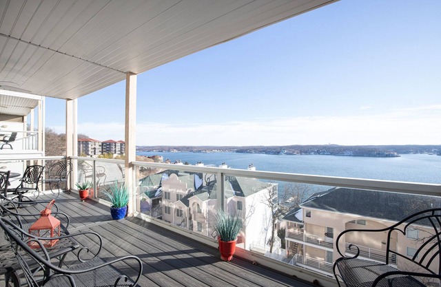 Upscale Condo, Amazing Views, Pools and Pickleball
