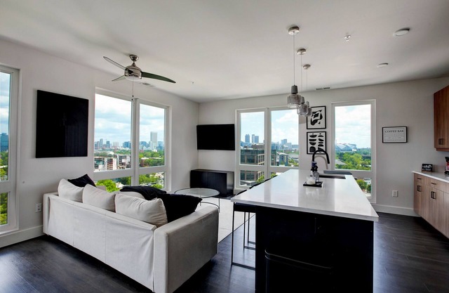 Upscale Midtown Retreat, Free Parking & Close to Mercedes