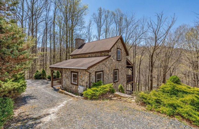 Upscale mountain log cabin with decks, fireplaces, & two primary bedrooms