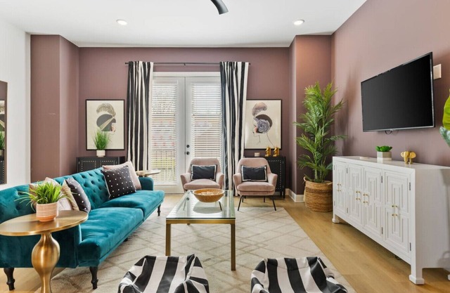 Upscale Townhome 3 miles to Downtown w/2 Car Garage