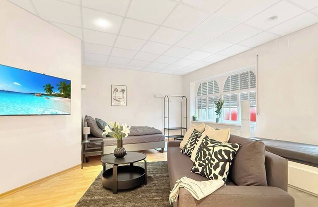 Urban Chic | Sleeps 5 | Balcony