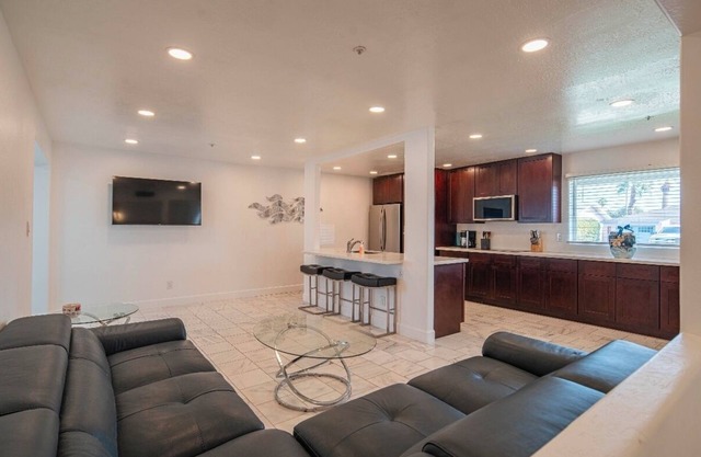 Urban Cottage in Heart of Old Town Scottsdale w/large pool, spa, and golf