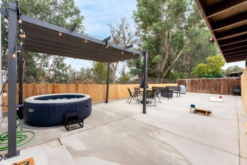 Urban Retreat Fun Relax Self Check-In Hot Tub Foosball Fire Pit Cornhole