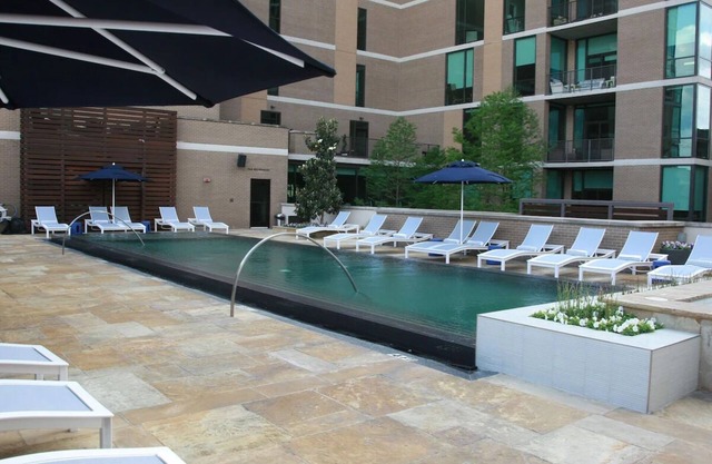 Urban Spa Haven: 4 Spacious Rooms with Pool, Steakhouse & Steps from Katy Trail