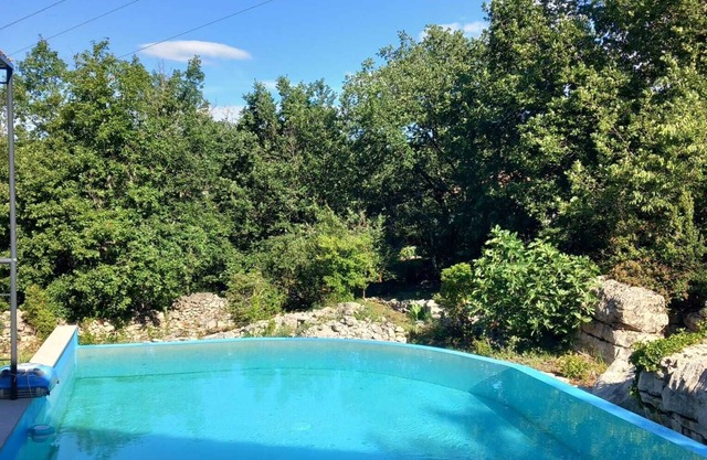 Vacances de rêve au milieu des cigales VILLA avec piscine proche Vallon