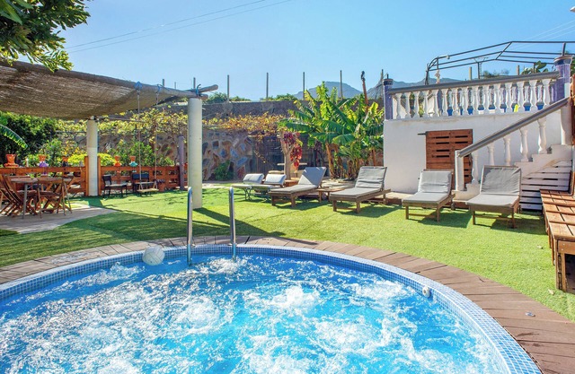 Vacation Home "El Pinillo" with Mountain View, Pool & Wi-Fi