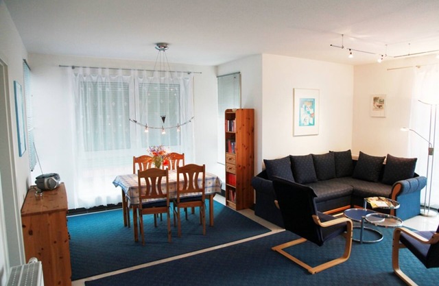 Vacation apartment on Lake Mirower See (with balcony) left Whg.2 - Ferienwohnungen am See