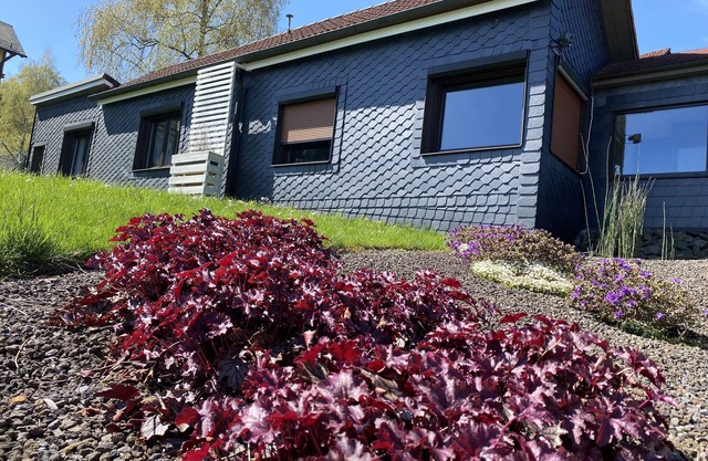 Vacation cottage garden view directly at the forest & spa gardens