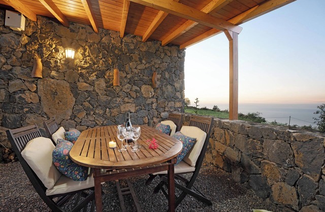 Vacation Home 'El Nogal' with Sea View, Private Terrace and Wi-Fi