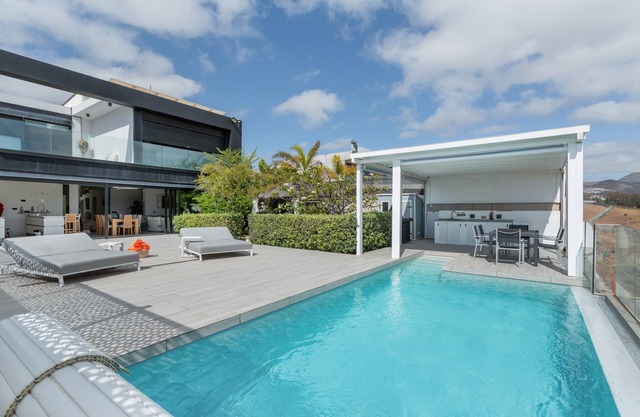 Vacation 'Heaven Ocin' with Sea View, Wi-Fi and Air Conditioning