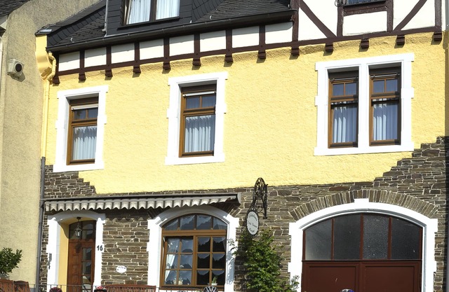Vacation home Erich Bremm, Moselle location for 1 -12 pers. all rooms with shower/WC.
