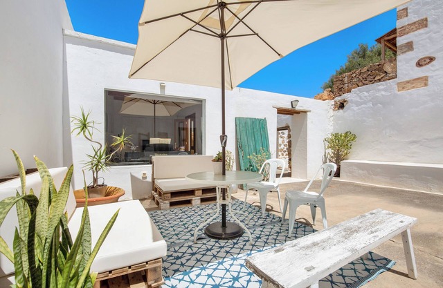 Vacation Home 'La Casa de Petrita' with Mountain View, Garden & Wi-Fi