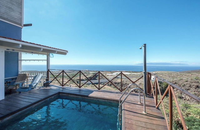 Vacation Home “La Casita” with Sea and Mountain View, Shared Garden & WiFi