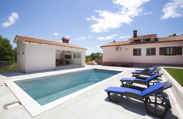 Vacation home Laura with pool, quiet location, family-friendly.