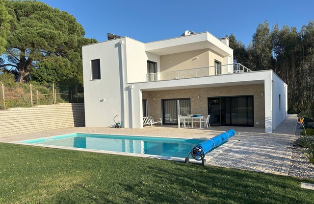 Vacation home with pool a few km from Obidos Bay and Foz do Arelho beach.