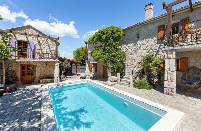 Vacation home with pool in Gabonijn