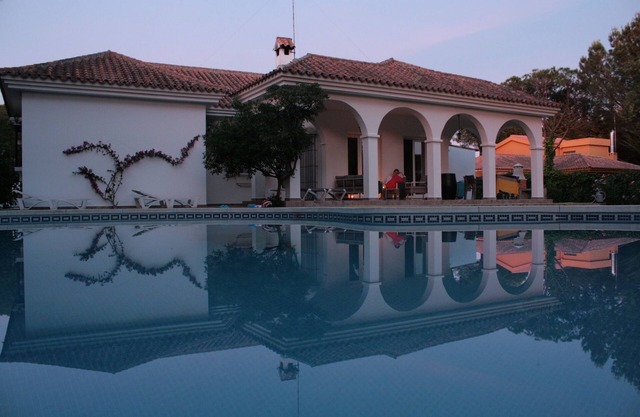 VACATION HOME WITH SALTWATER POOL, CHILL OUT, WIFI, SAT TV, NEAR SANDY BEACH & BAYS