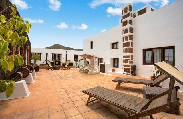 Vacation Villa 'Casa Rural La Molina' with Mountain View, Private Terrace and Wi-Fi