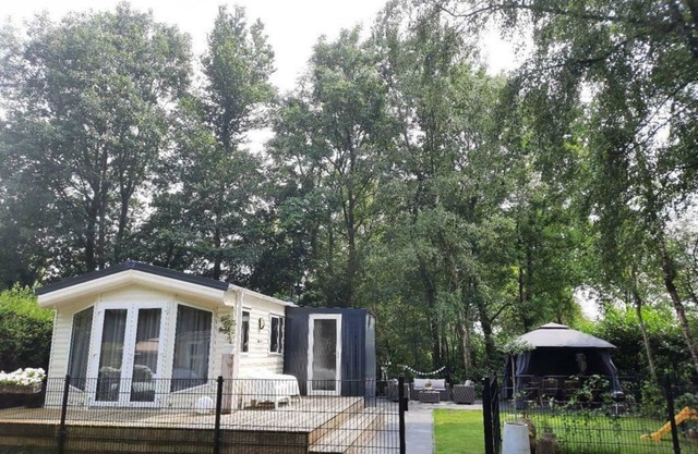 Vakantieoord Chalet With Veranda, Located in Friesland, Camping on the Lake