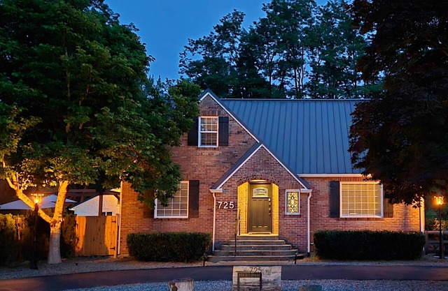 Valley Brickhouse - Hot Tub, Trails, EV Charger - 1 mile to Downtown