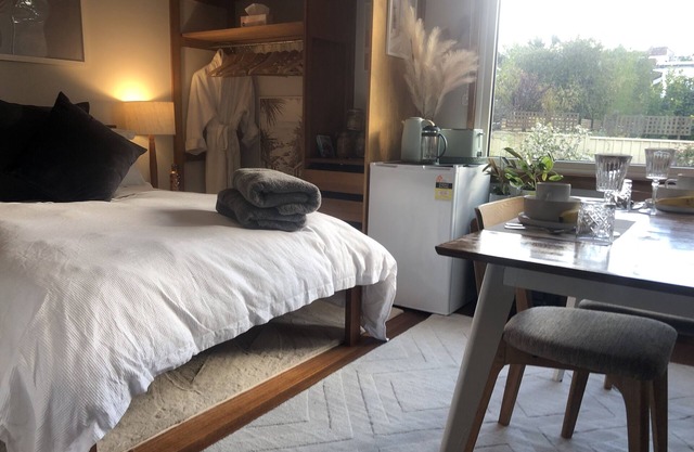 Vegan Homestay- Small Double Room w Shared Bathroom