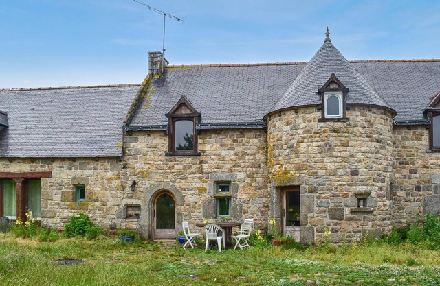 Venez profiter de vos vacances dans ce vieux manoir à la campagne.