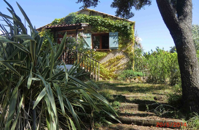 Very quiet, air-conditioned cottage on private property with valley and sea views