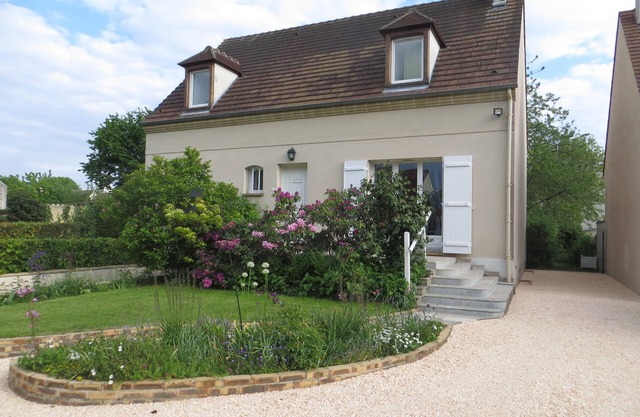 Very quiet country village pavilion, 5 minutes from the RER A, 40 minutes from PARIs