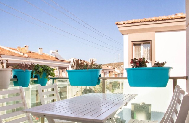 Vibrant and Central Flat near Sea in Cesme