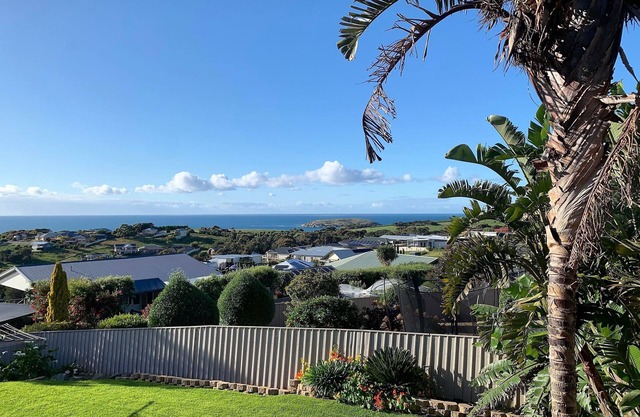 Victor Harbor | Spacious | Seaside | Pets Welcome | Balcony Views, Smart TV, Wi-Fi, Outdoor Firepit