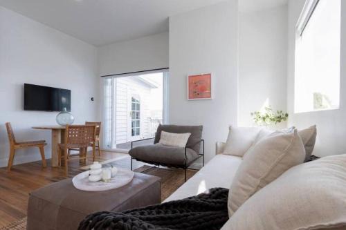 Victoria's on High - 3 Bedroom Home with City Views