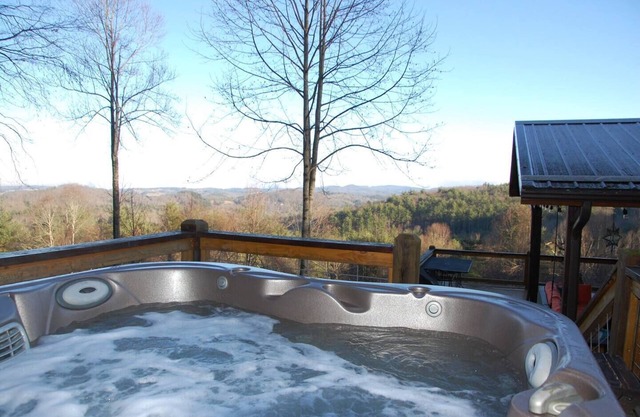 'View & Far Between' Cozy Mountain Home w/hot tub
