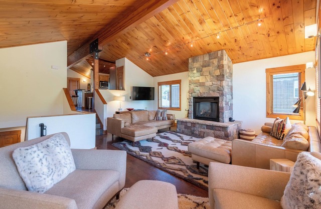 Views, Convenience, and Easy Access Abound - SUPER CLEAN