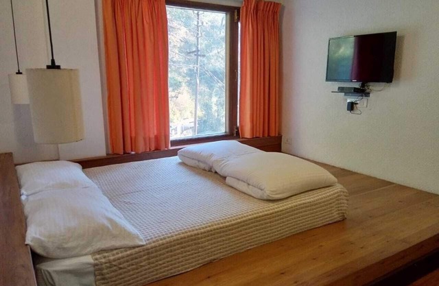 Views from top of Shimla, 600 M from the Mall Road and The Ridge, Drive - in