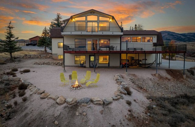 Views-Hot Tub-Sauna-Game room-Sleeps 50-7000 Sq ft