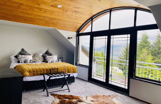 Views Views Views! 4Bed Stylish Oasis 5 mins to CBD