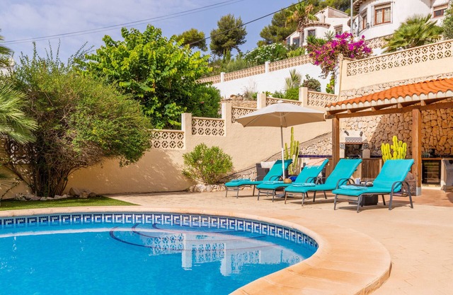 "Villa Rafael" with Sea View, Pool & Wi-Fi