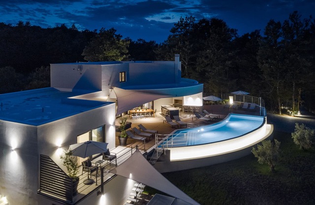 VILA VIKTOR TIRELI premium and private Spacious 7-bedroom Villa in Istra