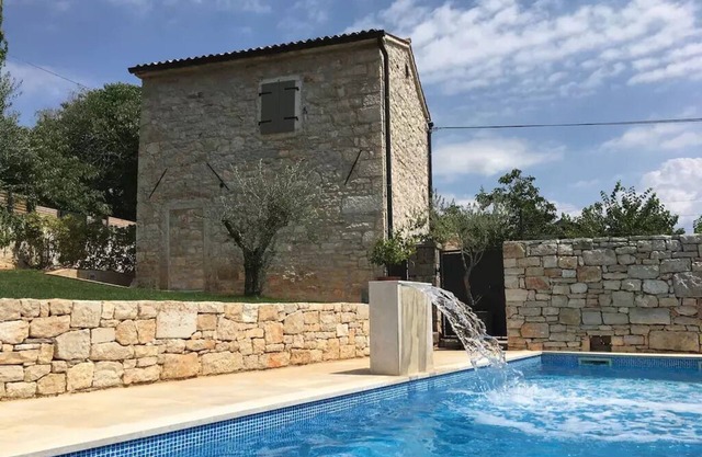 Villa Šterna II-Charming vacation home, 2 p, garden, quiet, pool, 10 min beach, WiFi