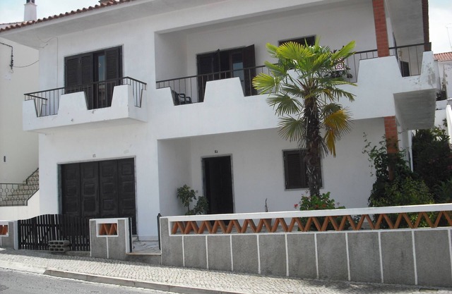 Villa/1st floor with accommodation for up to 8 people. 3 double bedrooms and double sofa.