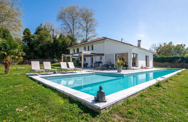 Villa 230m² Avec Couloir de Nage et Grand Jardin