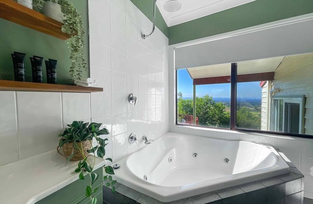 Villa 3 @ Bimbadeen Estate - Split level villa with views that stretch on forever - just for 2!