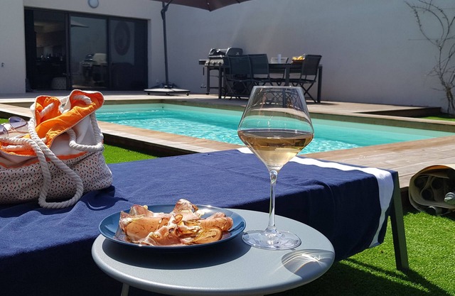 Villa 4*- 4/6 pers, private pool 28°, air conditioning, Fibre, 800m from beach, shops 50m away