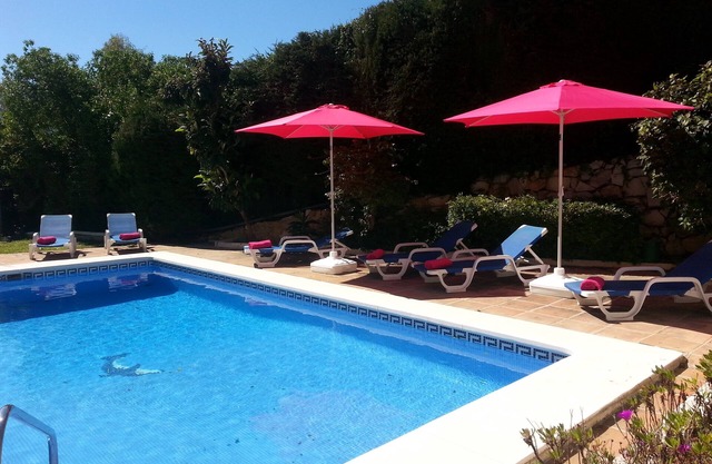 Villa 4 bed/bath with free heated pool ,WiFi and TV Car not essential
