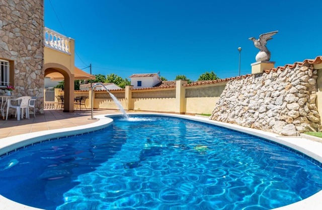 VILLA 9 bedrooms, wifi, games room, private pool