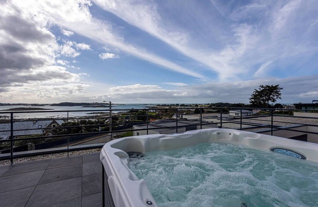 Villa Agapanthes · Facing the sea, indoor pool.