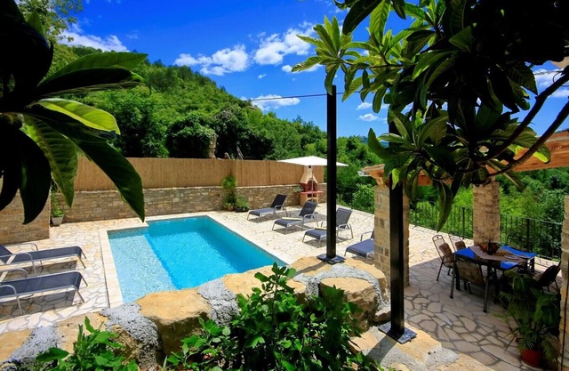 Villa Alba with breathtaking view from swiming pool, HEATED POOL, near Motovun