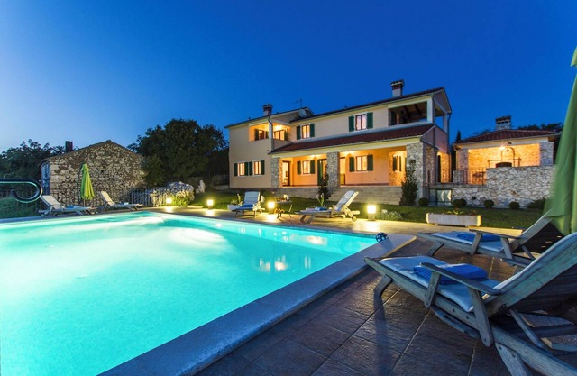 Villa Ana, Spacious 5 Bedroom Retreat with Access to 2 Shared Pools